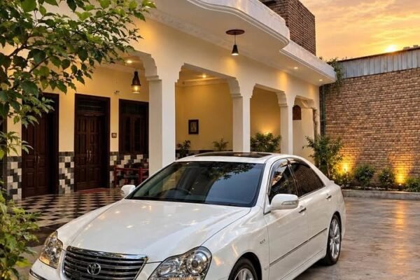 Toyota Crown Majesta 4.3 2004/26 | Pearl White | ISB Registered